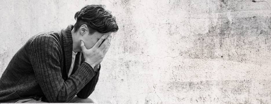 頭を抱えている男性